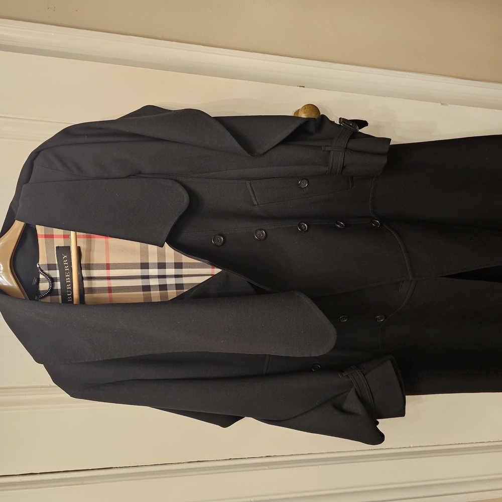 Burberry Black Trench Coat with Luxurious Plaid Lining